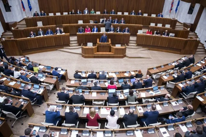 Spôsob komunikácie poslancov vplýva na verejnosť, k zmene v spoločnosti došlo po vražde Kuciaka - Webnoviny.sk