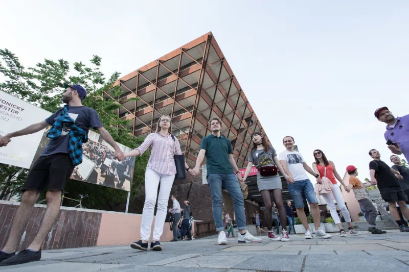 FOTO Ľudia okolo budovy Slovenského rozhlasu vytvorili živú reťaz: Reakcia na situáciu v RTVS | Topky.sk