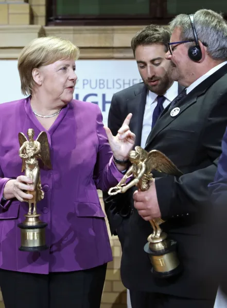 Zavraždený Kuciak dostal mediálnu cenu in memoriam: Otec novinára si podal ruku s Merkelovou | Topky.sk