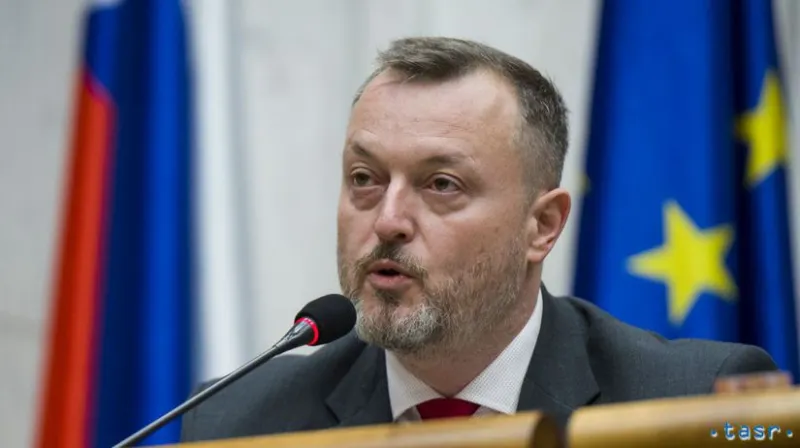 Krajniak k transportérom: SNS zaujíma iba biznis, Patria už bola odsúdená za korupciu - Domáce - Správy - Pravda.sk