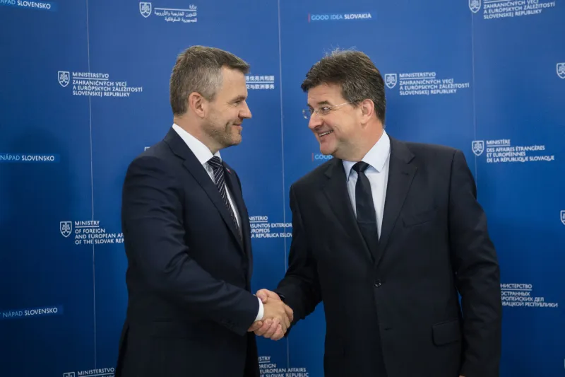 Lajčák kritizuje Smer a hrozí demisiou, pre Pellegriniho je to len hypotéza – Denník N