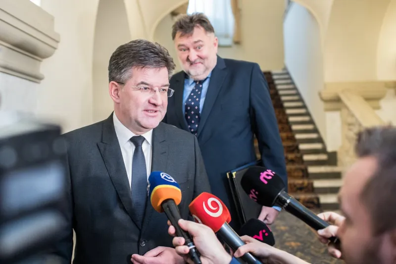 ONLINE: Lajčák podal demisiu, Kiska rozhodne (VIDEO) - domov.sme.sk