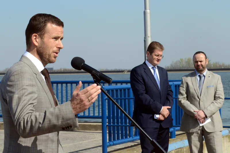 Štátny biznis s kompou cez Dunaj za milióny mieri ku Glváčovi – Denník N