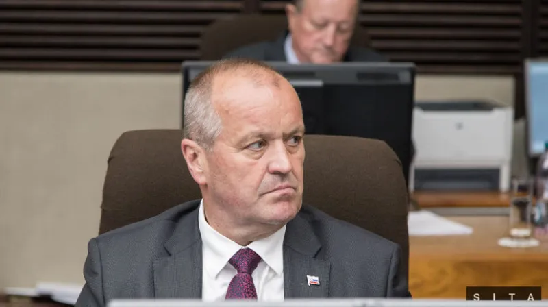 Minister Gajdoš sa bráni: Krajniak klame, nič nekupujeme, transportéry 8x8 stále vyvíjame - Domáce - Správy - Pravda.sk