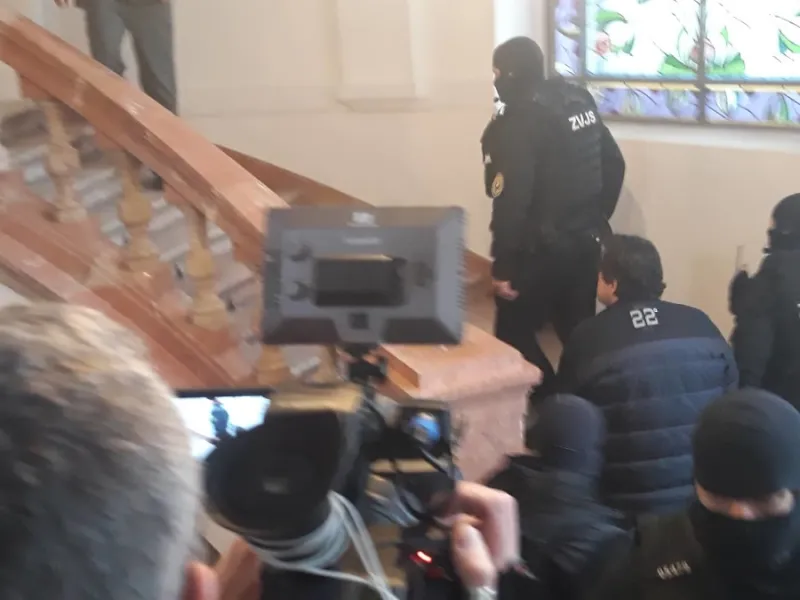 PRÁVE TERAZ Súd rozhoduje o Kočnerovej väzbe: FOTO Podnikateľa priviezli kukláči s putami na rukách | Topky.sk