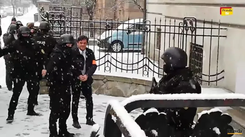 VIDEO: Ozbrojená eskorta dotiahla Kočnera na súd - Domáce - Správy - Pravda.sk