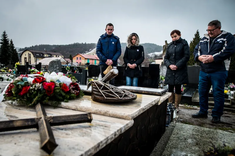 Aj na Štedrý deň sú Kuciakovci na cintoríne: Stromček dali aj Jankovi – Denník N