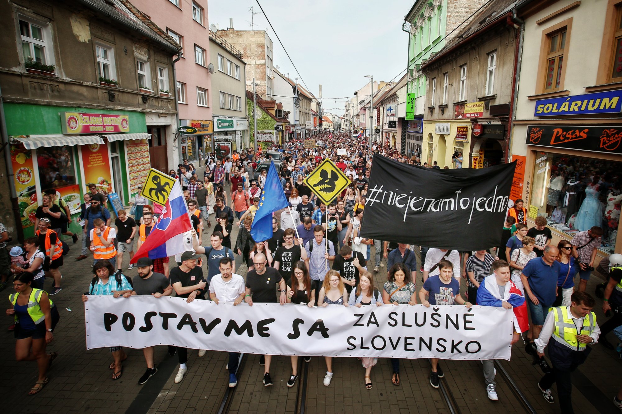 Námestiam už čelí aj Rezník. V Bratislave demonštrovali tisíce ľudí, v regiónoch protesty zoslabli – Denník N