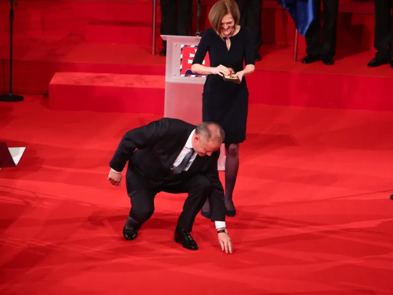 Udeľovanie vyznamenaní u Kisku! VIDEO Náhla choroba herca, trapas aj neúčasť čašníčky Zuzulovej | Topky.sk