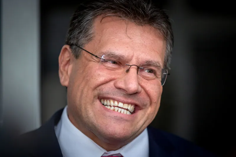 Newsfilter: Smer nám jednou rukou dáva Šefčoviča, druhou si píše s objednávateľkou vraždy – Denník N