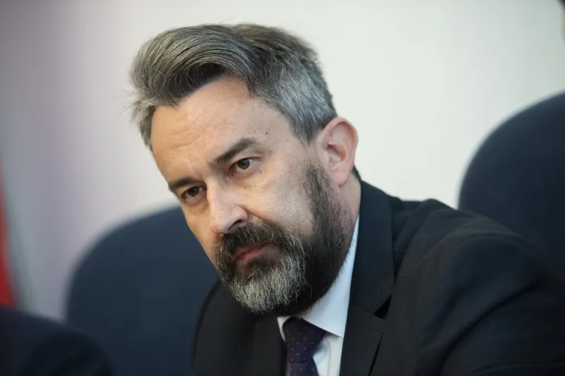 Čižnár odvolal z funkcie svojho námestníka Vaneka, ktorý mal kontakty so Zsuzsovou – Denník N