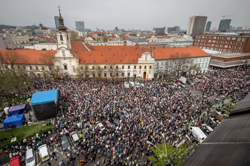 Za slušné Slovensko vyšlo v Bratislave do ulíc viac než 30-tisíc ľudí (fotogaléria) – Denník N