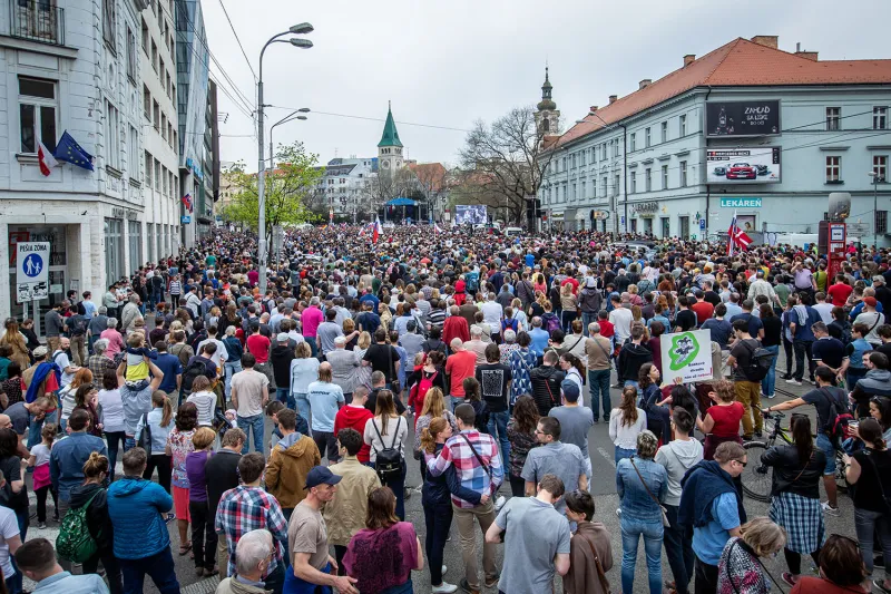 Aj sedem týždňov po vražde bolo námestie plné, ľuďom v Bratislave ďakoval podvedený farmár – Denník N