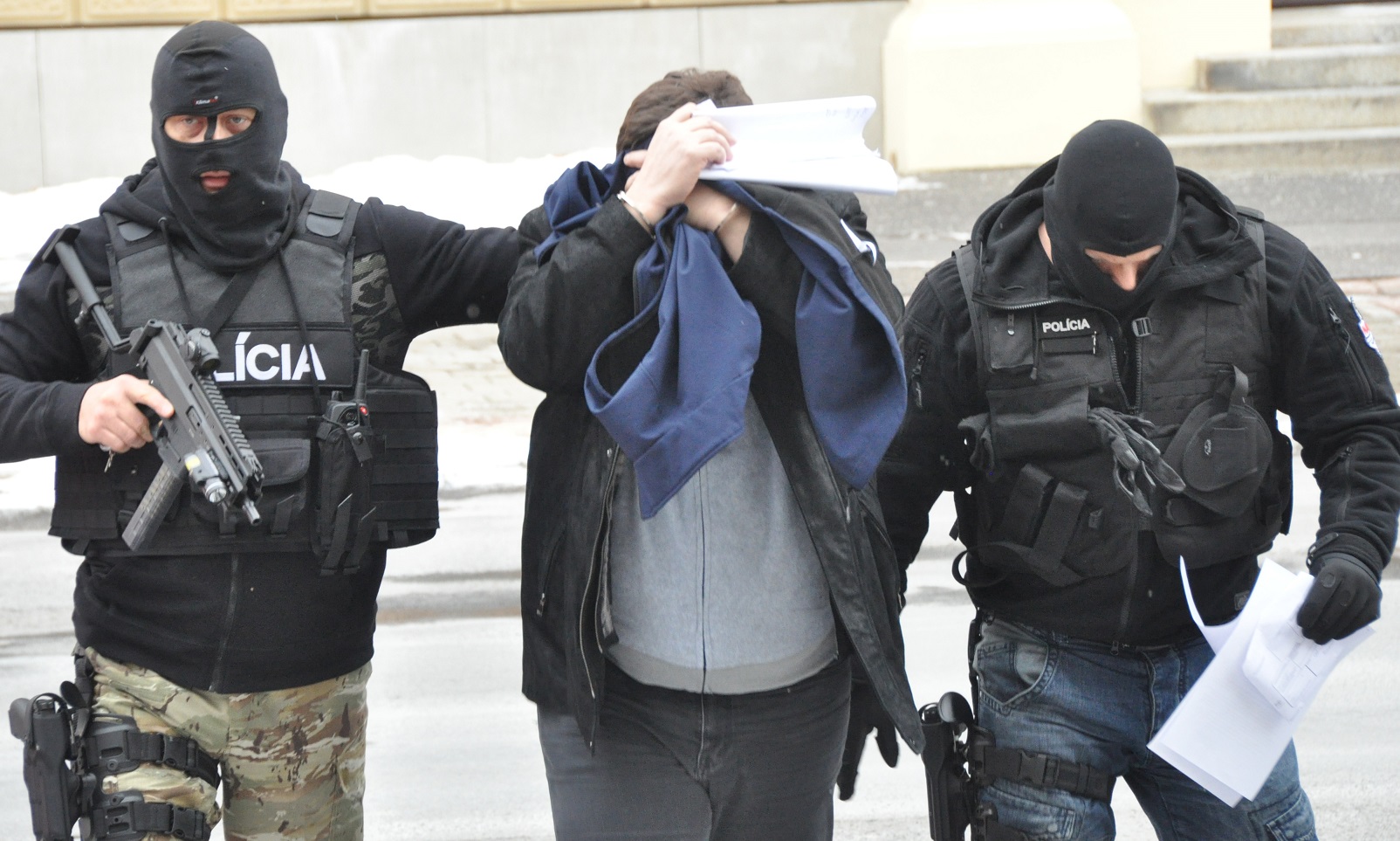 Obvinení z vraždy exprimátora Hurbanova sa postavili pred sudcu, rozhodne o vzatí do väzby - Webnoviny.sk