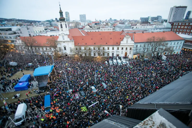 ONLINE Prvé výročie od vraždy Jána a Martiny: Slovensko opäť na nohách, ľudia vyšli do ulíc | Topky.sk