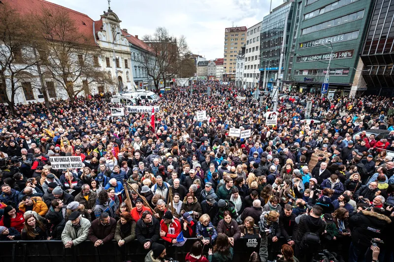 Tisícky ľudí z námestia odkazujú: Nezabudneme (fotogaléria) – Denník N