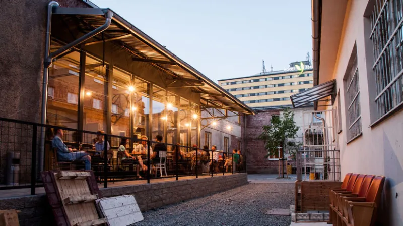 V košickej Tabačke pokračuje 24-hodinová spomienka čítaním Kuciakových textov - Domáce - Správy - Pravda.sk