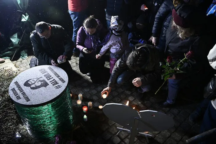 Odhalenie pamätníka J. Kuciakovi a jeho snúbenici v Trenčíne: Atmosféra na FOTKÁCH | Dnes24.sk