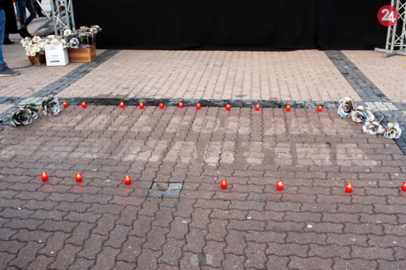 Neviditeľný nápis na bystrickom námestí. Pripomína vraždu Jána Kuciaka a Martiny Kušnírovej | Dnes24.sk