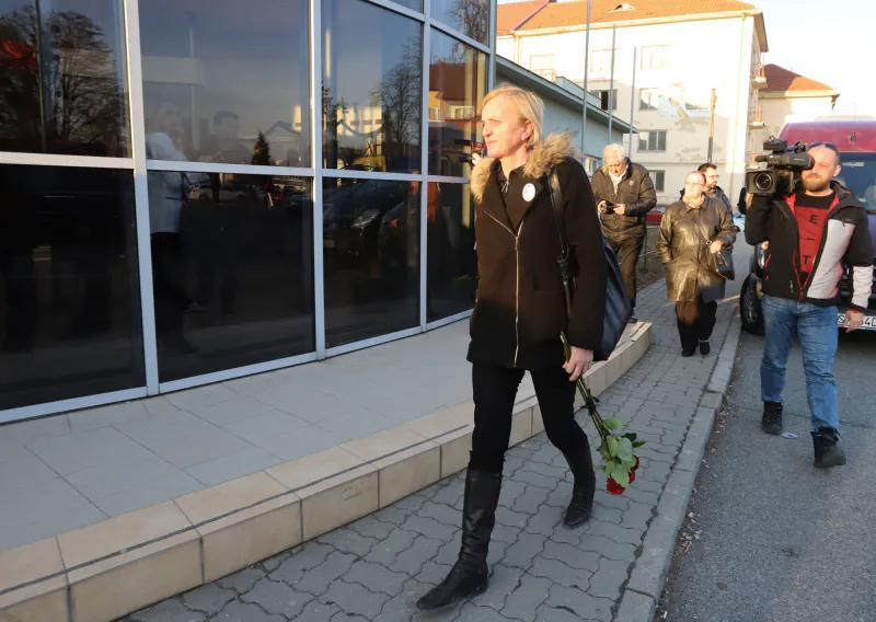 Kušnírová chcela na MDŽ vrátiť kvety Ficovi, nepustili ju: Nechcem ich skropené krvou – Denník N