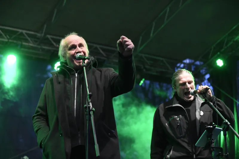 Známy spevák Kocáb na koncerte pre Jána a Martinu: Vražda novinára je neprijateľná | Topky.sk