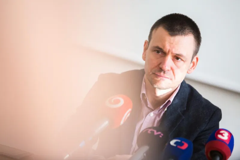 Bývalý tajný Peter Tóth otočil. Zrazu hovorí o dôkazoch proti Zsuzsovej aj svojmu kamarátovi Kočnerovi |  | .týždeň - iný pohľad na spoločnosť