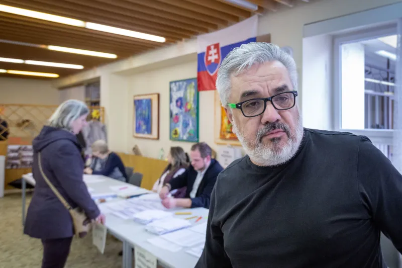 Vo volebnej komisii v Petržalke sedí Štefan Ágh, obvinený s Kočnerom z falšovania zmeniek – Denník N