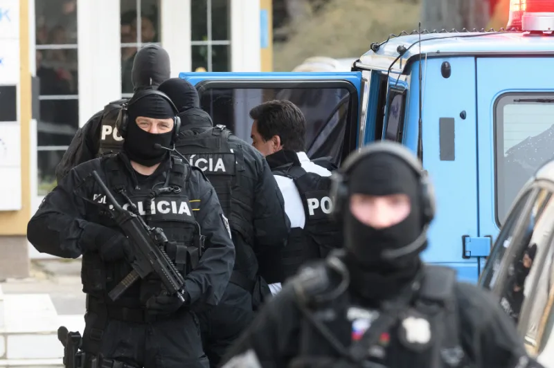 AKTUÁLNE Kočner vypovedá na NAKA: VIDEO Kukláči ho priviezli v putách a v nepriestrelnej veste | Topky.sk