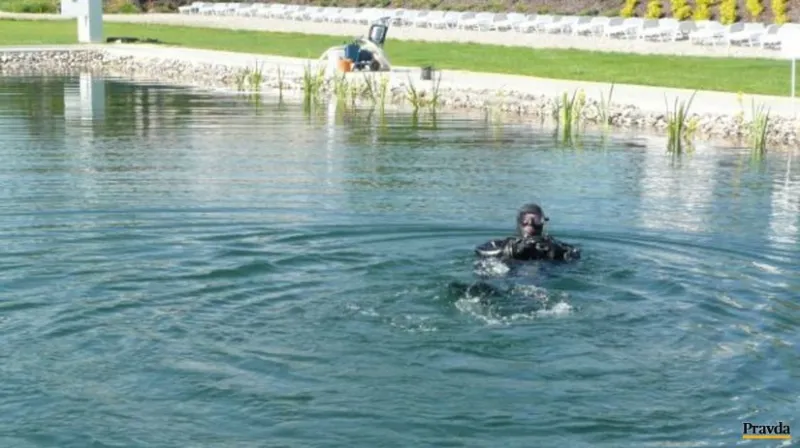 Potápači prehľadávajú miesto, ktoré im ukázal Miroslav M. - Domáce - Správy - Pravda.sk