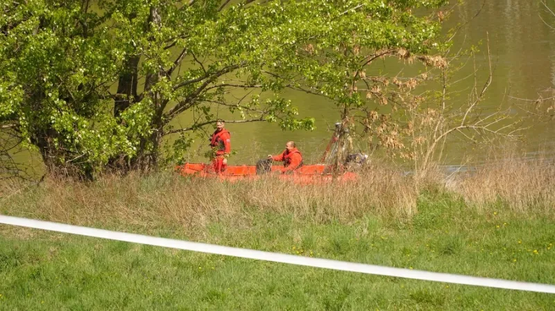 Policajná akcia bola atrakciou pre ľudí: Je to obrovská hanba pre celé mesto, tvrdia Kolárovčania | Topky.sk