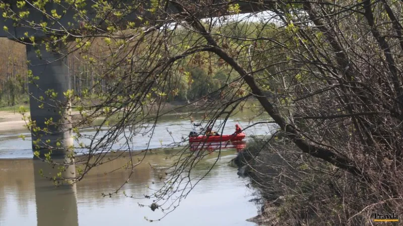 Polícia pri Kolárove našla zbrane na miestach, ktoré označil Miroslav M. - Domáce - Správy - Pravda.sk
