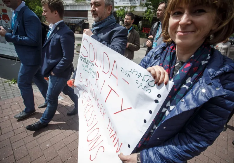 Foto: Aktivisti z Európy a Ruska si na Námestí SNP pripomenuli zavraždeného novinára Kuciaka - Webnoviny.sk