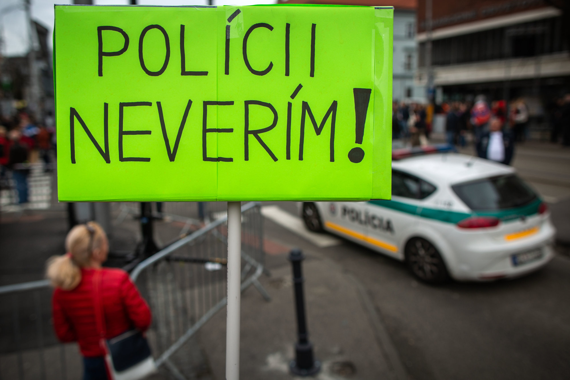 Reportér Washington Post: Podozrievavé slovenské úrady by mali novinárke ihneď vrátiť telefón – Denník N