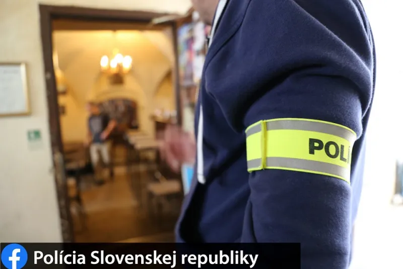 Foto: Policajti prehľadávali priestory baru v Bratislave, súvisí to s kauzou sledovania novinárov - Webnoviny.sk