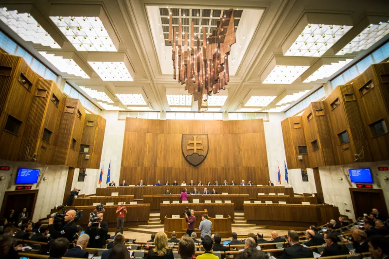 Návrh OĽANO čiastočne odškodniť klientov nebankoviek neprešiel - Webnoviny.sk