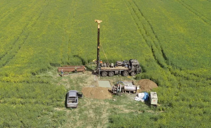 Polia, ktoré od farmára Oravca chcela firma blízka J&T, plánuje teraz vykupovať štát pre priemyselný park – Denník N