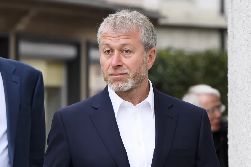 Ruský oligarcha Abramovič nemohol oslavovať novú trofej svojej Chelsea, Briti mu nepredĺžili víza – Denník N