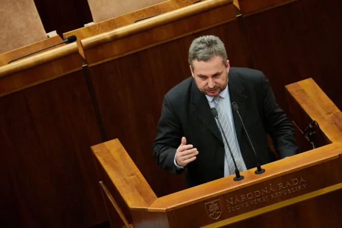 Umelca Kalmusa, ktorý odstránil z pamätníka komunistické symboly, sa zastáva Ondrej Dostál - Webnoviny.sk