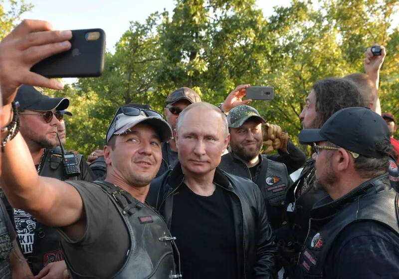 Putin čestným hosťom na zjazde Nočných vlkov: FOTO Nahodil koženku a sadol na motorku | Topky.sk