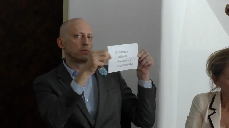 Námestie na výročie vraždy Martiny Kušnírovej a Jána Kuciaka si vyžrebovala SaS |  | .týždeň - iný pohľad na spoločnosť