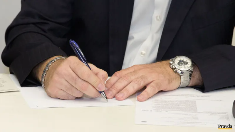 Dva úplne zhodné podpisy sú dielom faľšovateľa - Domáce - Správy - Pravda.sk