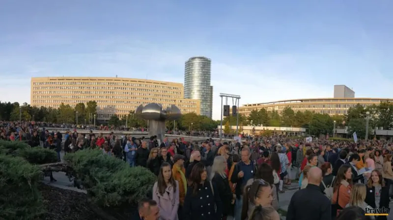 Vo viacerých mestách sa začali zhromaždenia Za slušné Slovensko - Domáce - Správy - Pravda.sk