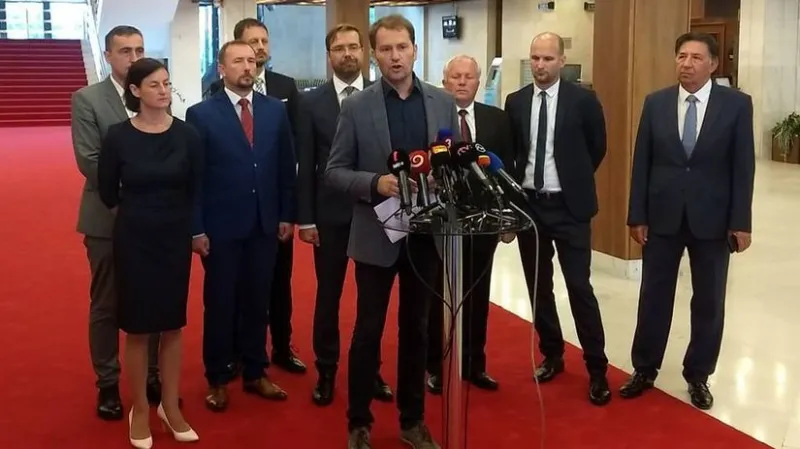 SLEDUJTE NAŽIVO: Opozícia vyzýva Pellegriniho, aby zvolal okrúhly stôl - Domáce - Správy - Pravda.sk