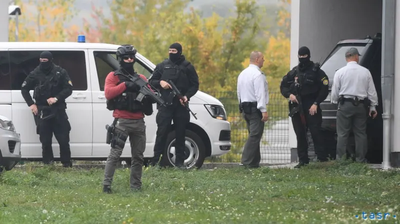 Andruskóa eskortovali do Pezinka, chce uzavrieť dohodu o vine a treste - Domáce - Správy - Pravda.sk