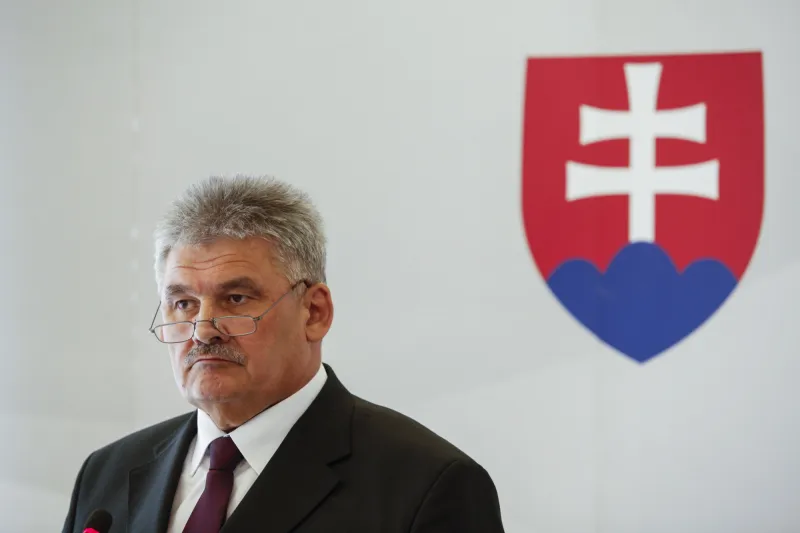 Koľko policajtov treba na výmenu žiarovky? – Denník N