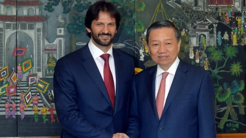 Kauza uneseného Vietnamca: Bol na palube lietadla Kaliňák? - Domáce - Správy - Pravda.sk