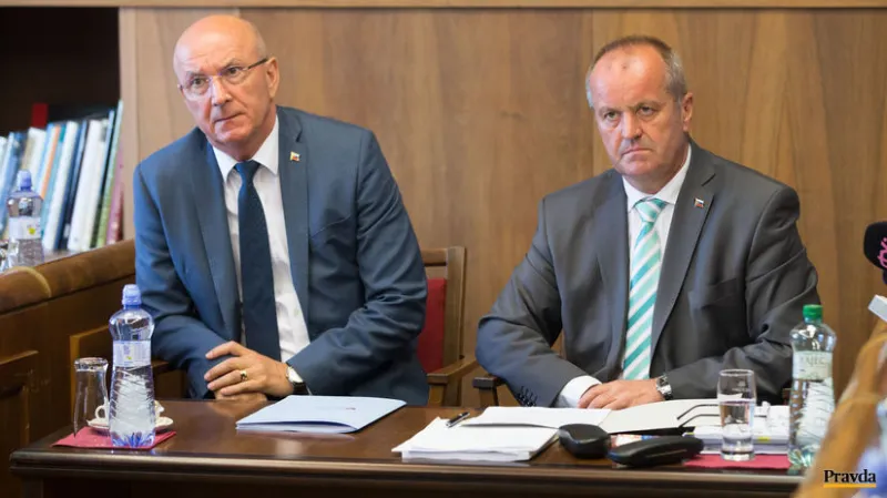 Dokumenty k transportérom ukážu dvom poslancom - Domáce - Správy - Pravda.sk
