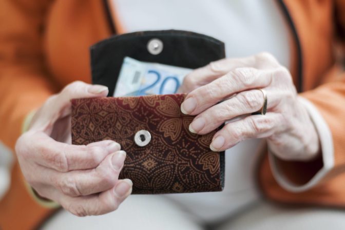 Stúpa počet dôchodkov zaťažených exekúciou, na vine sú najmä pôžičky z nebankoviek - Webnoviny.sk