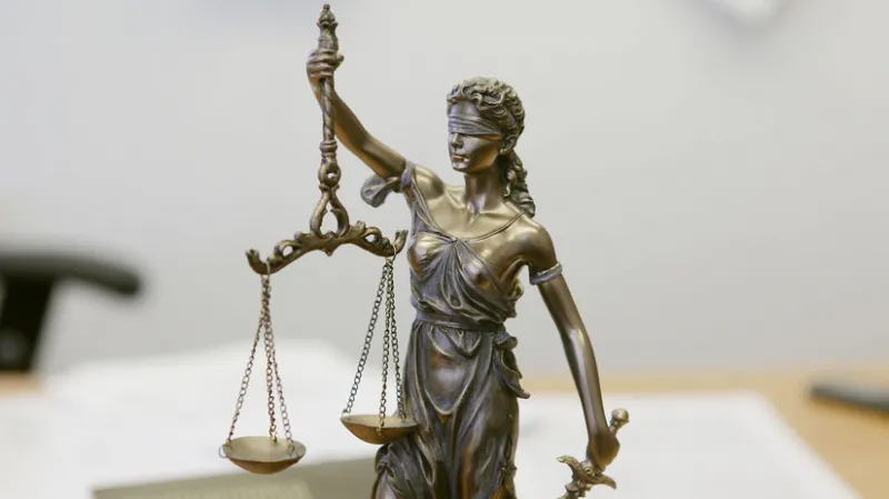 V prípade obvineného z lúpeže v dome advokáta Valka bude súd rozhodovať na Silvestra  - Domáce - Správy - Pravda.sk