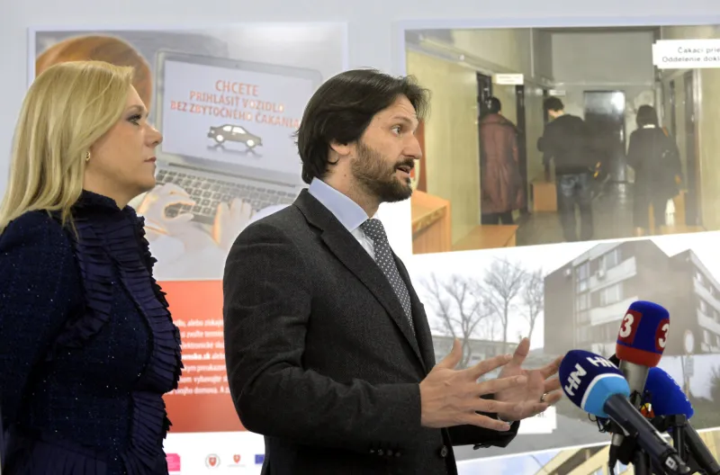 Saková tají, či Kaliňák požičal lietadlo aj niekomu inému ako Vietnamcom – Denník N